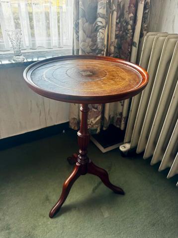 Houten voetstuk/bijzettafel beschikbaar voor biedingen