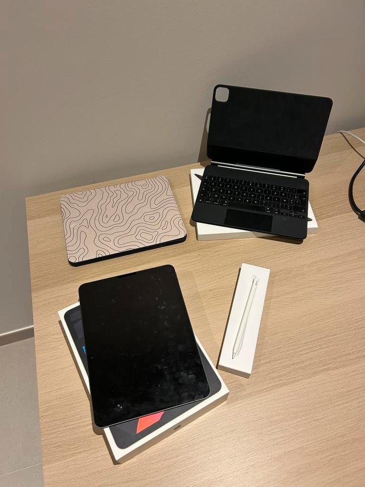 Ipad air 2020 + cases + apple encil, Computers en Software, Apple iPads, Zo goed als nieuw, Apple iPad Air, Wi-Fi, 256 GB, Zwart