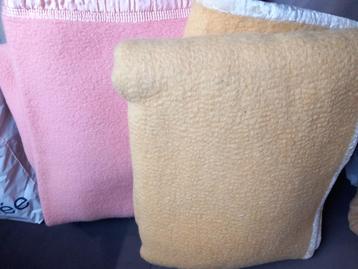 Roze wollen deken eenpersoonsbed beschikbaar voor biedingen