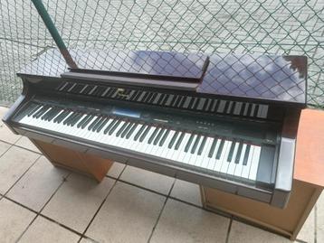 Piano rythmique d'occasion Roland KR-575 avec banquette, Musique & Instruments, Brillant, Comme neuf, Brun, Enlèvement