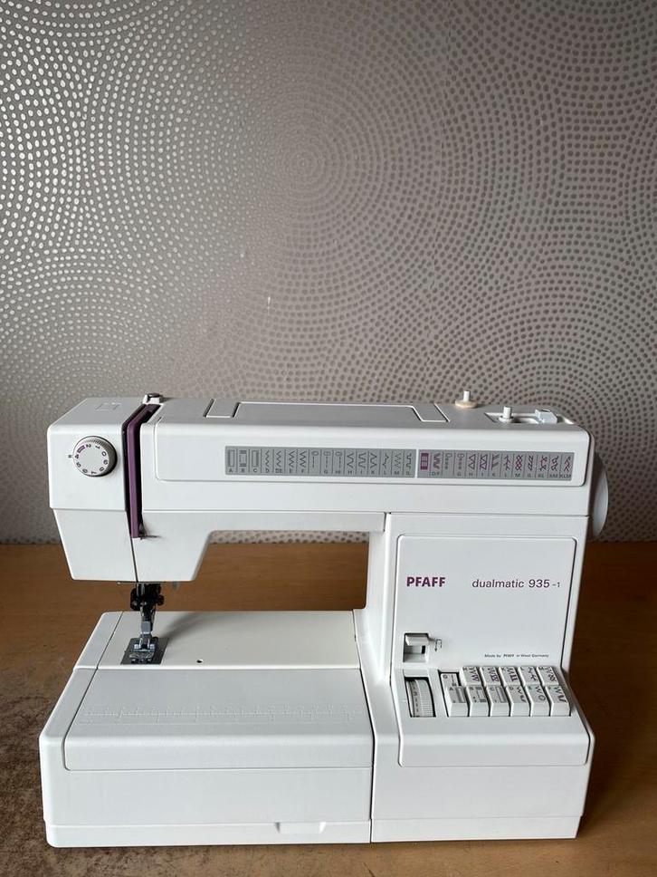 NAAIMACHINE PFAFF DUALMATIC 935 MET IDT DUBBEL TRANSPORT, Hobby en Vrije tijd, Naaimachines en Toebehoren, Zo goed als nieuw, Naaimachine