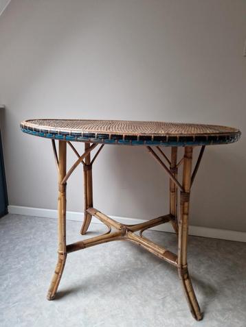 Stevige rotan tafel.    beschikbaar voor biedingen