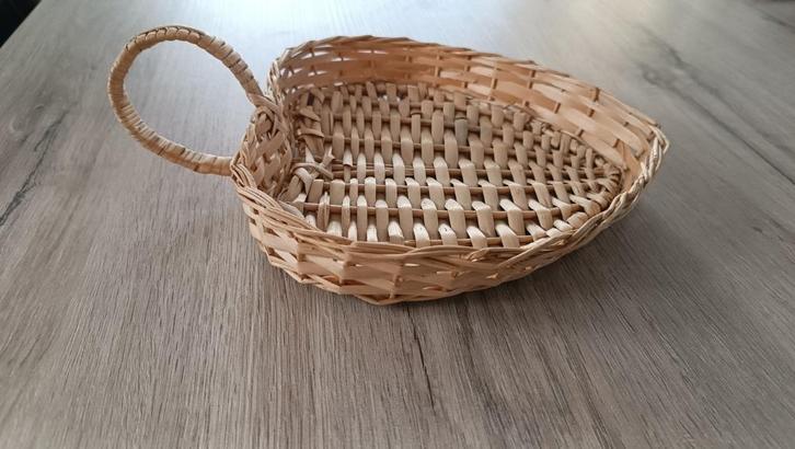 Kleine hartvormige mand met rieten handvat, Huis en Inrichting, Woonaccessoires | Schalen en Manden, Mand, Riet, Ophalen