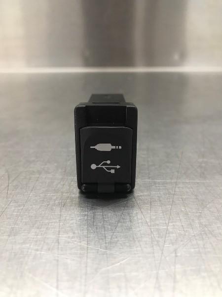 DIVERSEN AUX/USB aansluiting C-HR (X1,X5) (FC0600020), Auto-onderdelen, Overige Auto-onderdelen, Toyota, Gebruikt