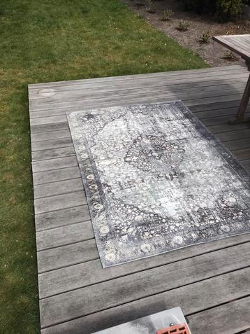 Tapijt 140x 193cm beschikbaar voor biedingen