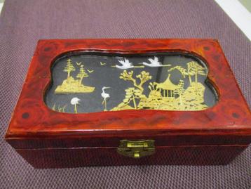 CHINEES HOUTEN JUWELENKISTJE DECOR VAN PAGODE EN KRAANVOGELS beschikbaar voor biedingen