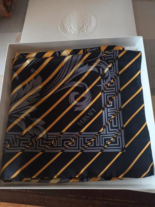 Volledig nieuwe foulard "VERSACE "  l, Kleding | Dames, Mutsen, Sjaals en Handschoenen, Nieuw, Ophalen of Verzenden