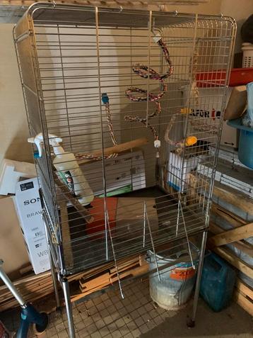 Stevige Vogelkooi met Onderstel beschikbaar voor biedingen