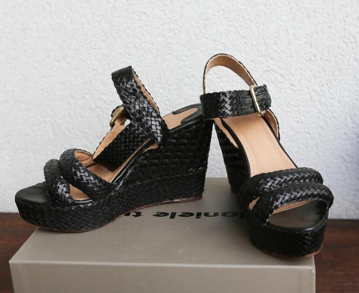 Prachtige zwarte sleehakken Uterque 38, Kleding | Dames, Schoenen, Zo goed als nieuw, Sandalen of Muiltjes, Zwart, Ophalen of Verzenden