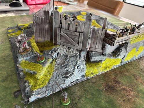 Mancaveopruiming – Handgemaakt Rohan Kasteel (50x50cm), Hobby en Vrije tijd, Wargaming, Zo goed als nieuw, Warhammer, Ophalen