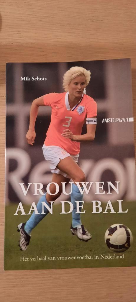 Mik Schots - Vrouwen aan de bal, Boeken, Sportboeken, Ophalen