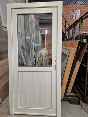 PVC achterdeur wit beschikbaar voor biedingen