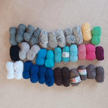 34 pièces de fil à crocheter en COTON disponible aux enchères