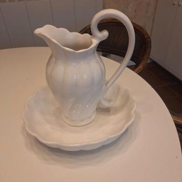 Antieke waskom met karaf . beschikbaar voor biedingen