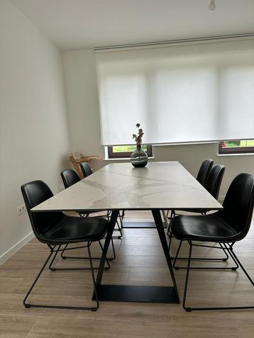 Keramiek eettafel met stoelen beschikbaar voor biedingen