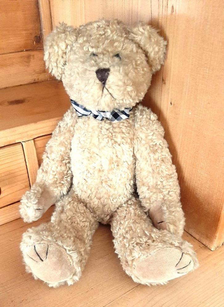 Te koop: Mooie beer met strik., Verzamelen, Beren en Cherished Teddies, Zo goed als nieuw, Stoffen beer, Cherished Teddies, Ophalen