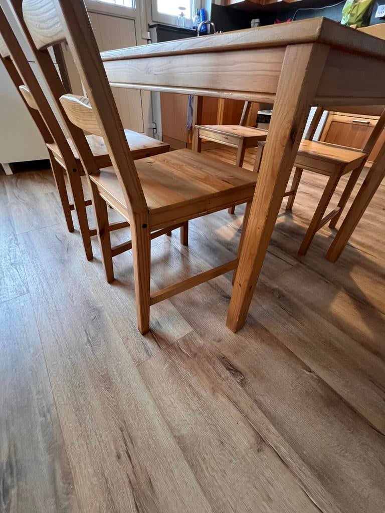 Table 4 personnes avec chaines, Enlèvement, Utilisé, Pin, 4 à 6 chaises