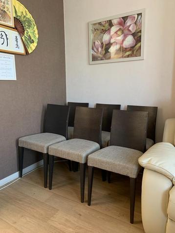 Set van 6 houten en stoffen stoelen beschikbaar voor biedingen