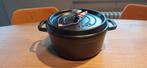 Staub cocotte 24cm NIEUW in de doos, Huis en Inrichting, Gietijzer, Nieuw, Ophalen of Verzenden, Keramische plaat