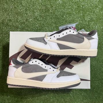 Travis Scott reverse mocha beschikbaar voor biedingen