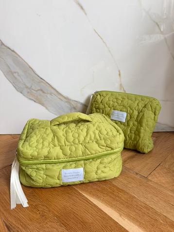 Diverse nieuwe toilettassen beschikbaar voor biedingen