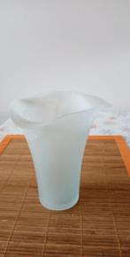 vaas mat glas melkglas vorm boven kelkbloem, Minder dan 50 cm, Glas, Ophalen of Verzenden, Wit