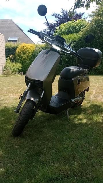 Super Soco CUX - elektrische scooter met topcase beschikbaar voor biedingen
