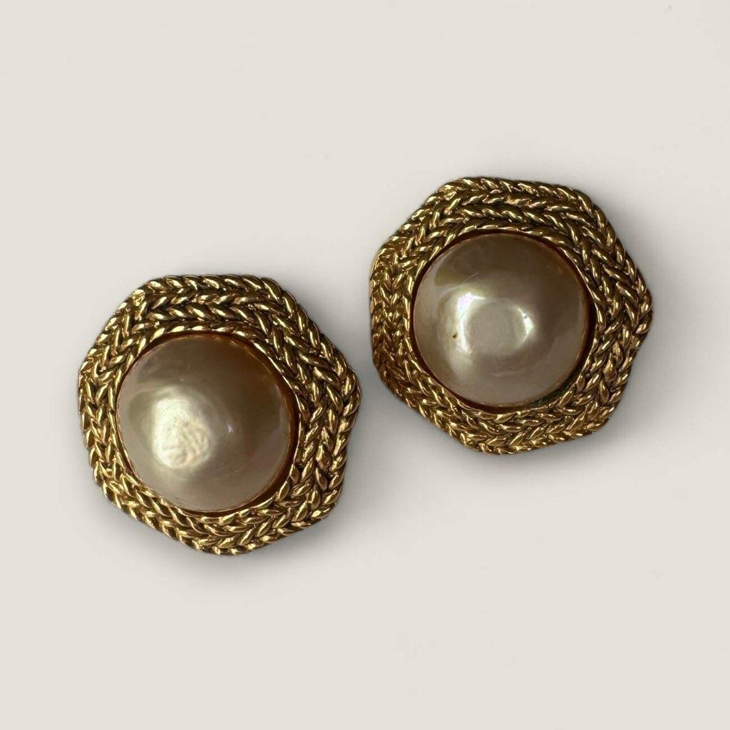 Chanel heptagoon oorbellen, Handtassen en Accessoires, Oorbellen, Gebruikt, Knopjes of Stekers, Overige materialen, Goud, Ophalen of Verzenden