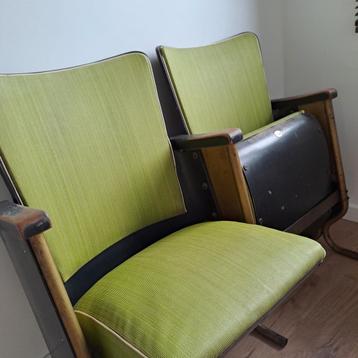 2 antieke cinemastoelen beschikbaar voor biedingen