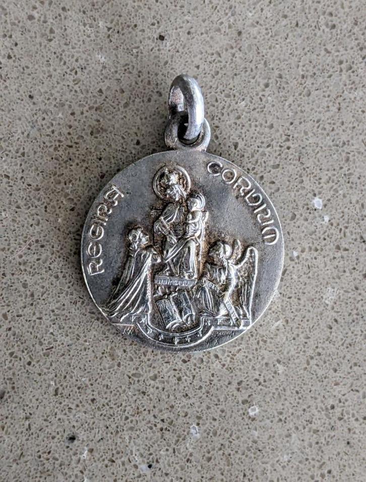 Medaillon, hanger Regina Cordium, Verzamelen, Religie, Zo goed als nieuw, Christendom | Katholiek, Sieraad, Ophalen of Verzenden