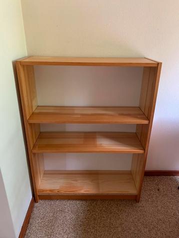 Houten boekenkast beschikbaar voor biedingen