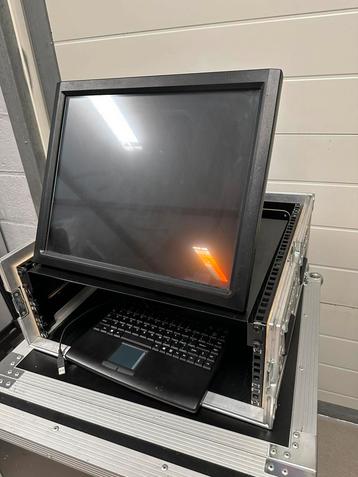 Lcd scherm in flightcase en met toetenbord beschikbaar voor biedingen