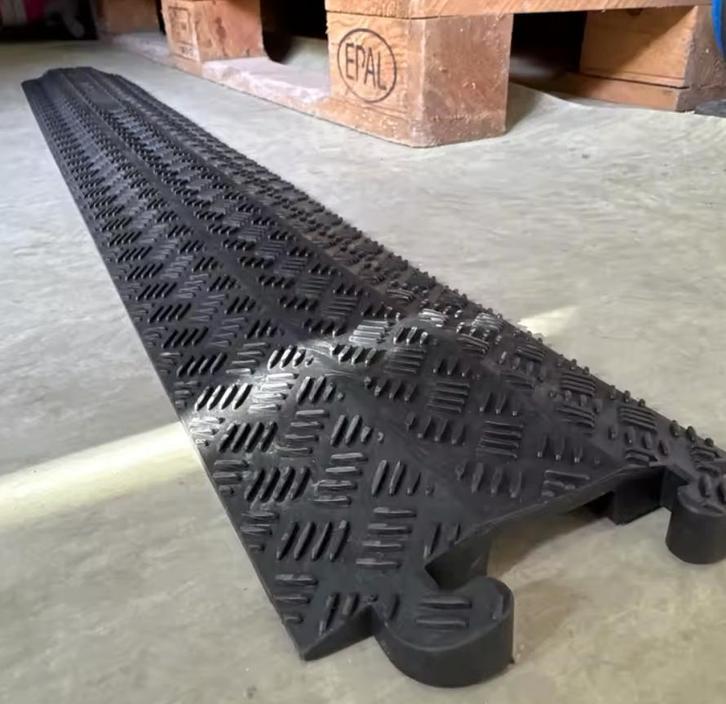 Rampe passe-câble 1 canal – Lot de 3 protections de câbles, Musique & Instruments, Câbles & Prises, Neuf, Appareillage, Envoi