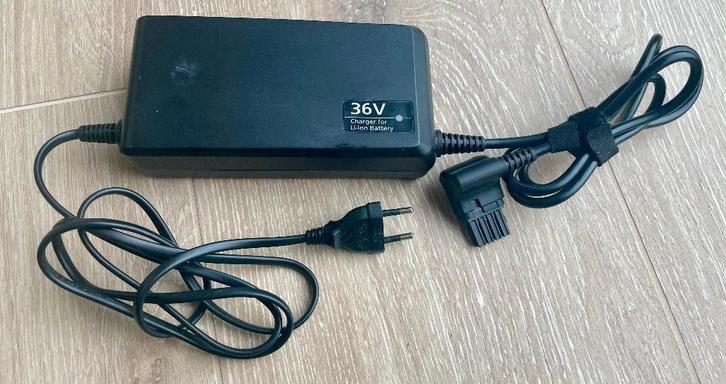 Perfect werkende oplader voor een elektrische fiets, Fietsen en Brommers, Fietsaccessoires | Fietsaccu's, Gebruikt, Ophalen