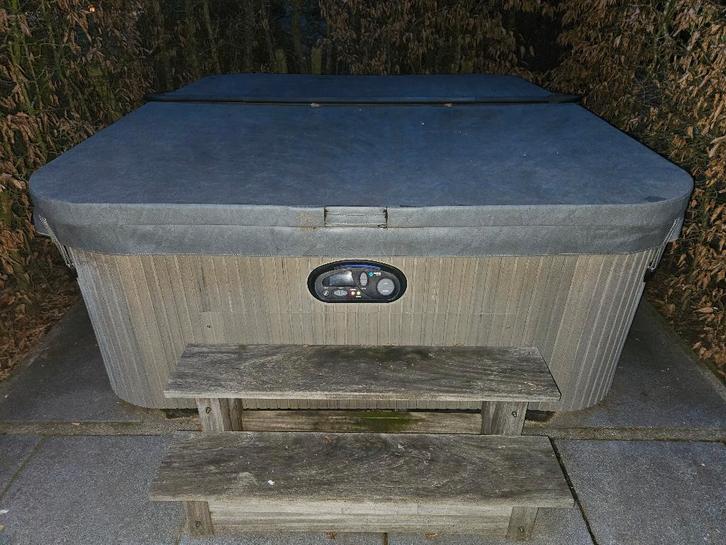 Jacuzzi Sovereign modèle Hot Spring, Jardin & Terrasse, Bains à remous et Spas, Utilisé, Fixé, Couverture, Filtre, Pompe, Escalier