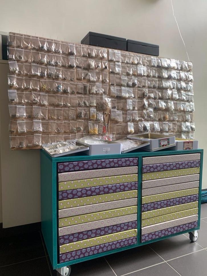 Overnemer gezocht voor inhoud van sieraden- / kralenatelier, Hobby & Loisirs créatifs, Fabrication de Perles & Bijoux, Neuf, Perle