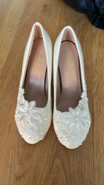 Chaussures de cérémonie blanche neuve p 37 talon 8 cm, Kleding | Dames, Trouwkleding en Trouwaccessoires, Ophalen of Verzenden