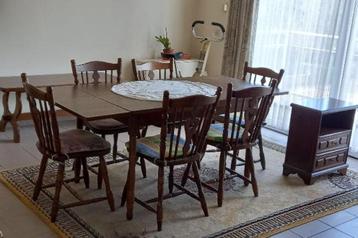 uittrekbare Tafel met 6 stevige stoelen beschikbaar voor biedingen