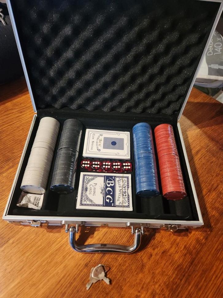 Valise de poker, Hobby & Loisirs créatifs, Jeux de société | Jeux de cartes
