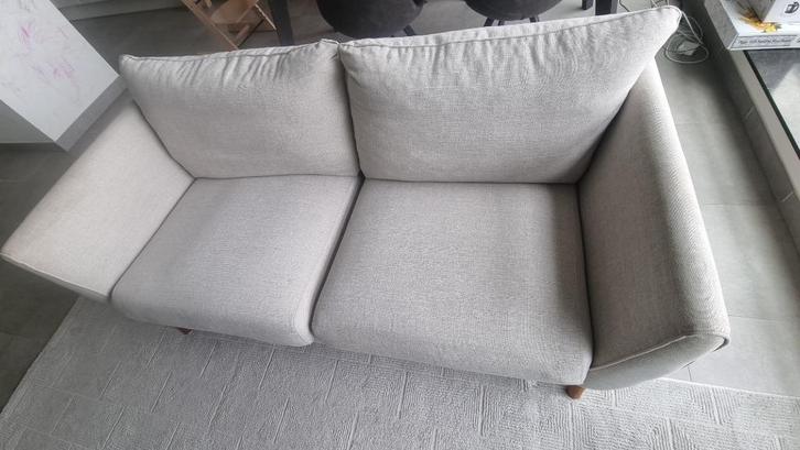 Lichtgrijze 2-zit sofa – gekocht bij WEBA België, Huis en Inrichting, Zetels | Zetels, Gebruikt, Rechte bank, Tweepersoons, 150 tot 200 cm