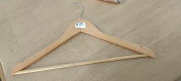 houten kleerhanger beschikbaar voor biedingen