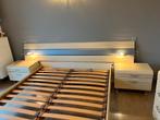 Slaapkamer bed, twee nachtkastjes, makeup tafel en spegiel, Huis en Inrichting, Slaapkamer | Bedden, Ophalen, Zo goed als nieuw
