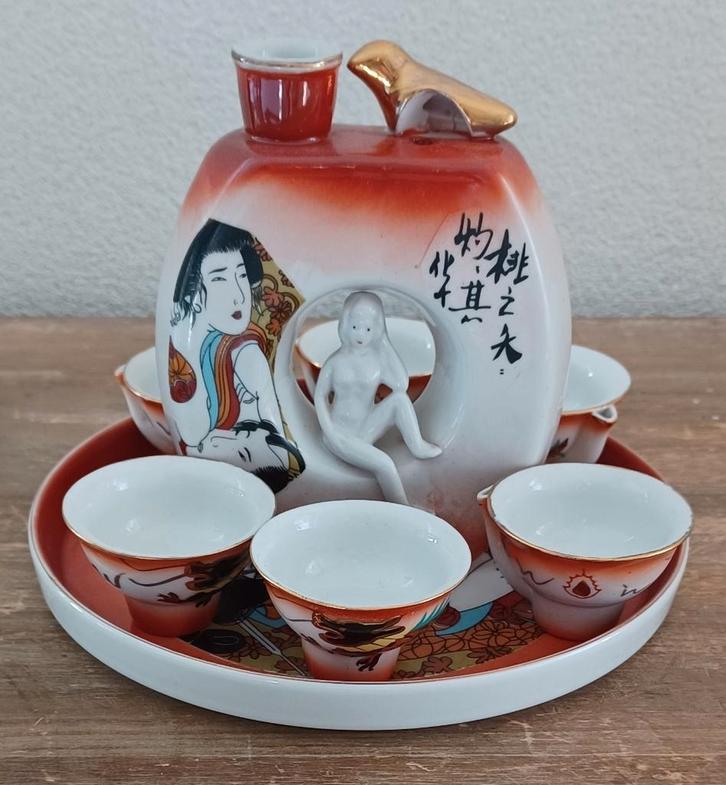 Un service à saké en porcelaine avec une scène érotique, Maison & Meubles, Cuisine | Vaisselle, Comme neuf, Porcelaine, Envoi