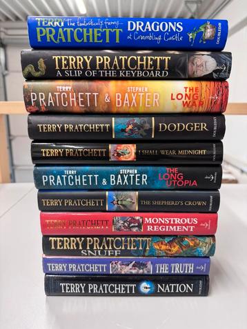 11 livres cartonnés à couverture rigide - Terry Pratchett 