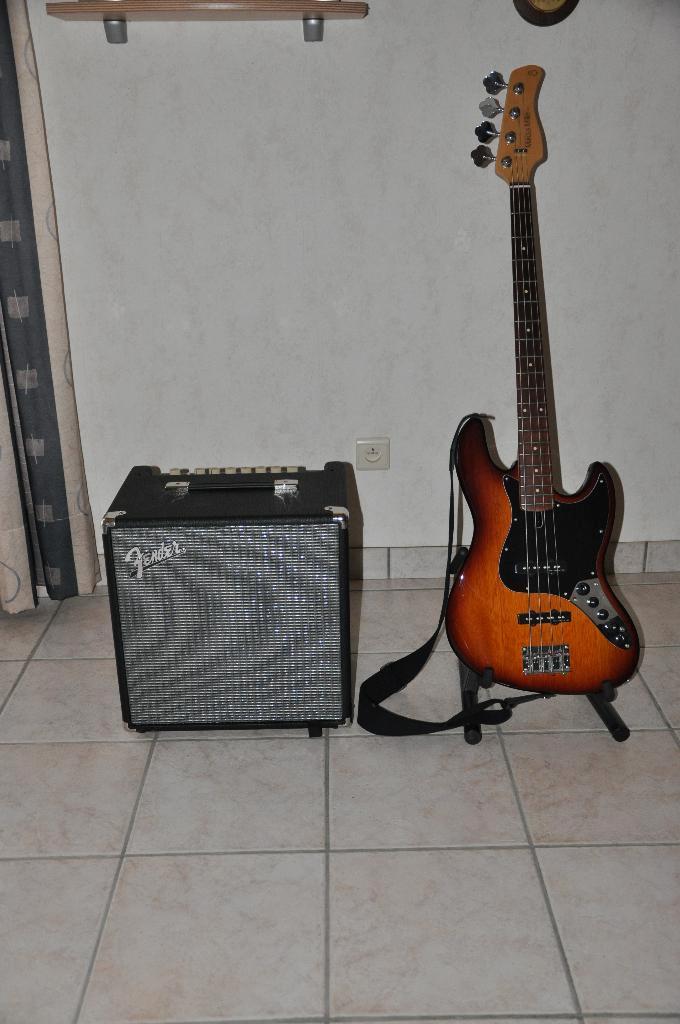 Sire Marcus Miller V3+ 4TS + Fender Rumble 40 V3, Musique & Instruments, Instruments à corde | Guitares | Basses, Utilisé, Électrique