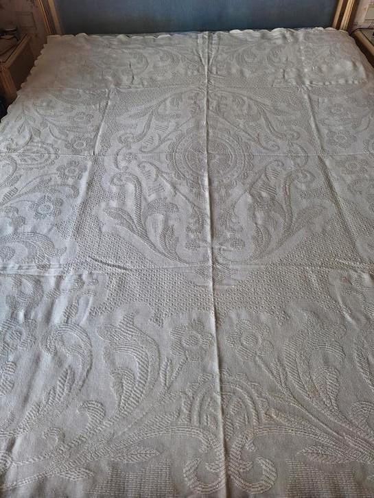 Couvre- lit ancien en coton et fils de soie de 2m10 sur 1m60, Maison & Meubles, Chambre à coucher | Linge de lit, Comme neuf, Autres types