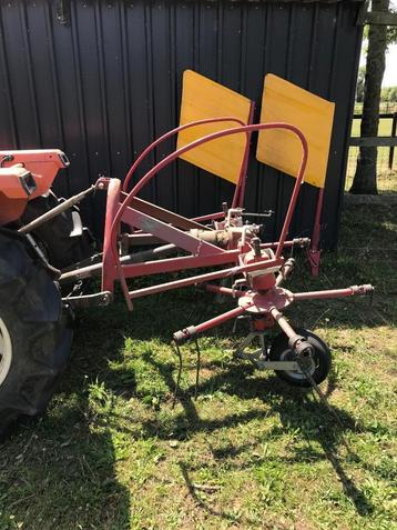 Hooikeerder voor minitractor beschikbaar voor biedingen