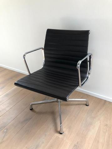 Vitra Charles Eames EA108 bruine lederen stoel, Maison & Meubles, Enlèvement, Comme neuf, Brun, Chaise de bureau