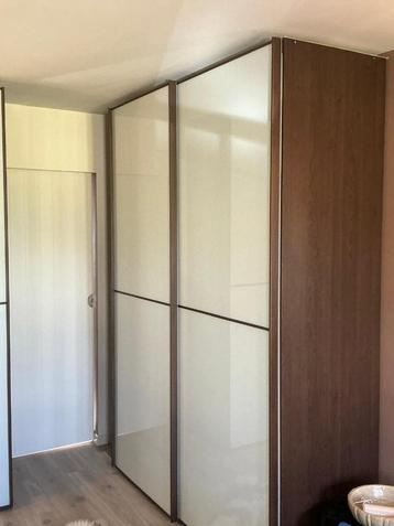 Staud- kleerkast beschikbaar voor biedingen