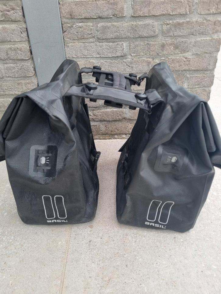Basil Urban Dry dubbele fietstassen met MIK-systeem - zgan, Fietsen en Brommers, Fietsaccessoires | Fietstassen, Zo goed als nieuw